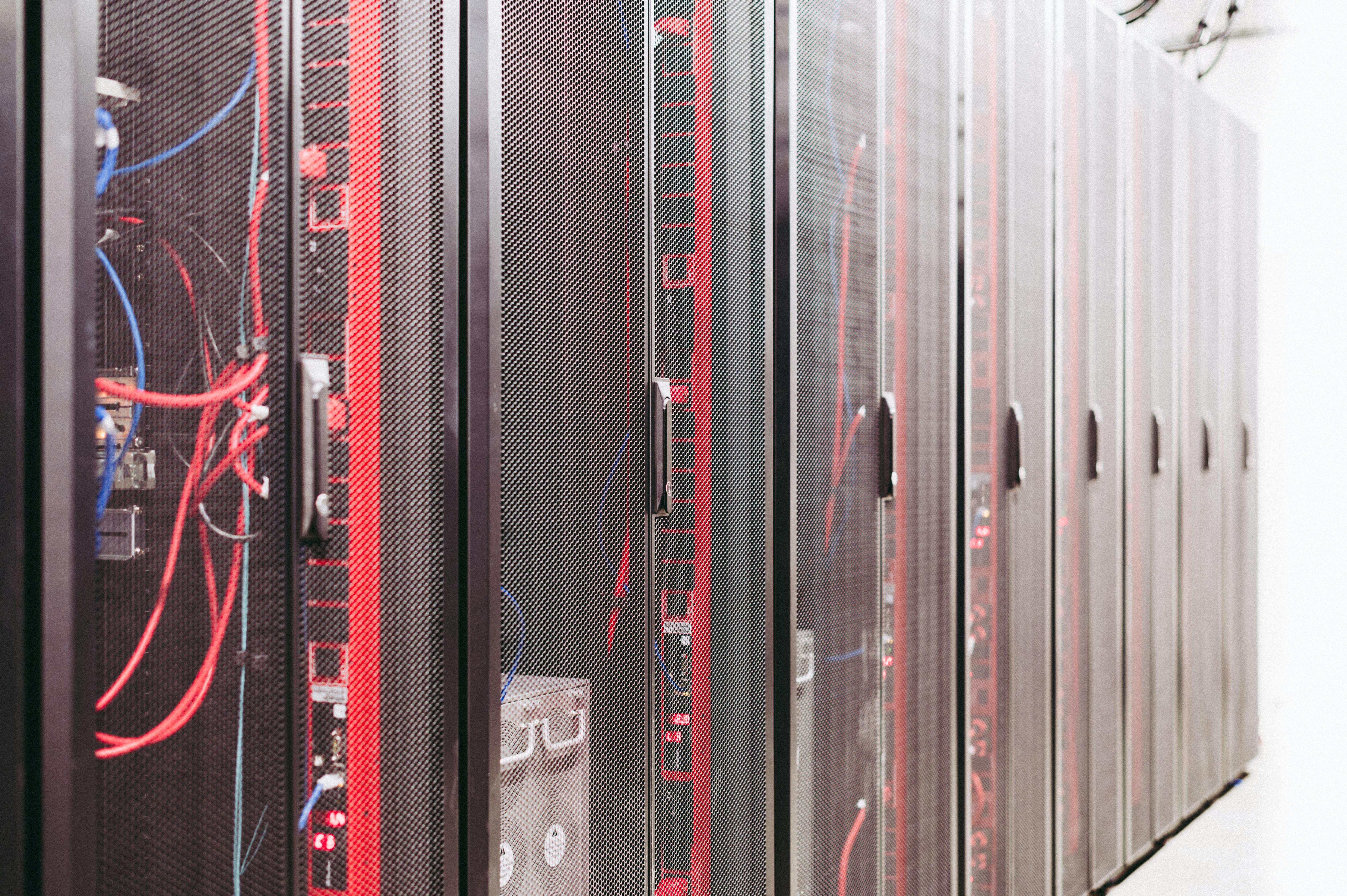 Racks serveurs et infrastructure réseau
